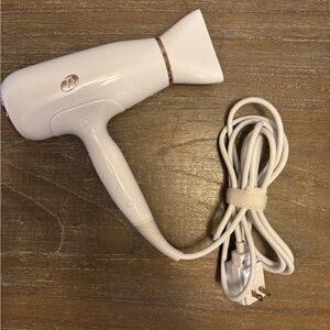 T3 professional blow dryer